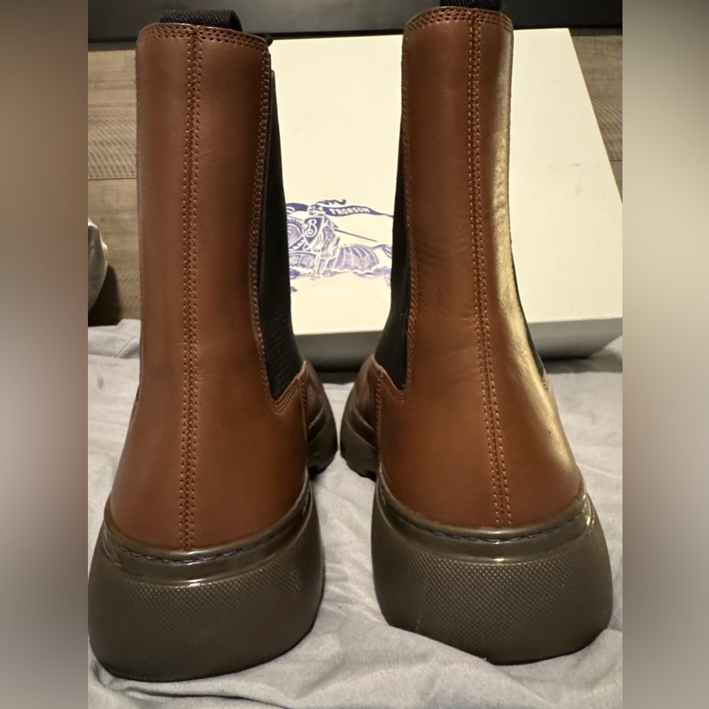 BURBERRY
Chelsea Boot in Walnut-hued leather
Mens EU 44 - Picture 7 of 12